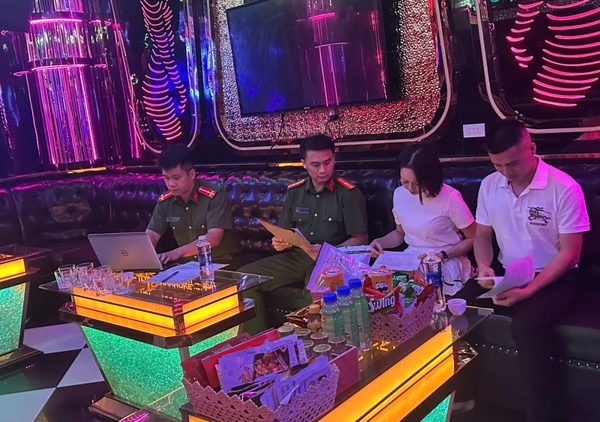 Kiểm tra quán Karaoke, phát hiện 4 cô gái múa khiêu dâm trong phòng VIP