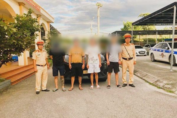 Kiểm tra taxi, CSGT phát hiện người Trung Quốc nghi nhập cảnh trái phép