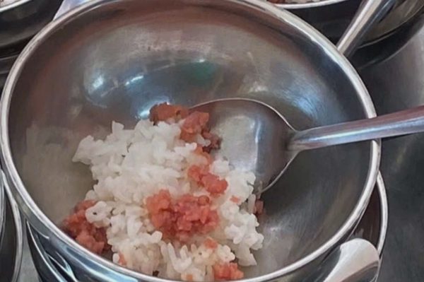 Kiểm tra trường mầm non sau hình ảnh suất ăn của trẻ chỉ có vài miếng thịt