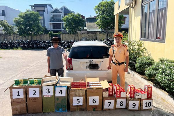 Kiểm tra xe bán tải trong đêm, cảnh sát phát hiện hàng trăm bình chứa hàng cấm