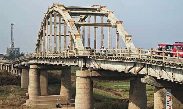 Kiện địa phương vì ván cầu sập khiến con rơi xuống sông tử vong