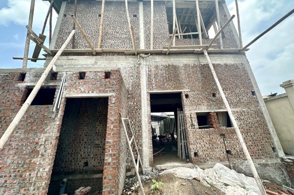 Kiện vì bị từ chối tách 400m2 đất; xây nhà ở Hà Nội không báo khởi công bị phạt