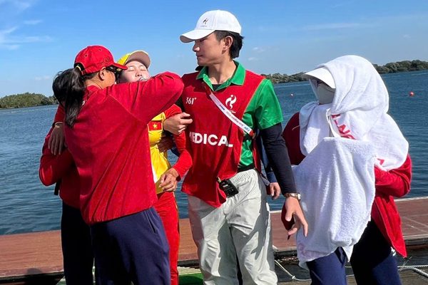 Kiệt sức giành HCĐ, VĐV Rowing Việt Nam lên cáng cứu thương ở Asiad