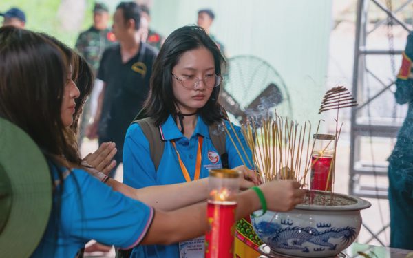 Kiều bào trẻ xúc động thăm công viên Lê Thị Riêng, nghe cô bác kể chuyện kháng chiến