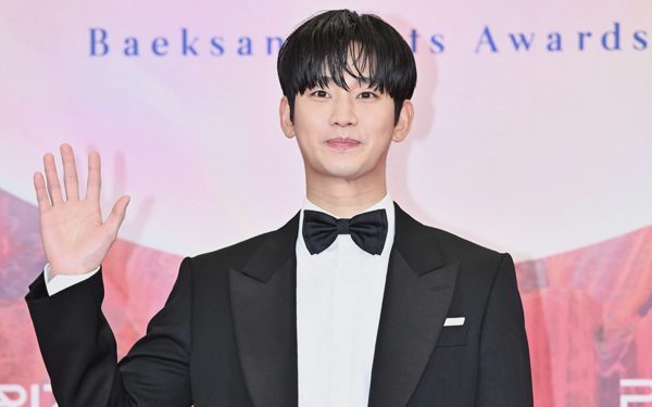 Kim Soo Hyun tái xuất mạnh mẽ