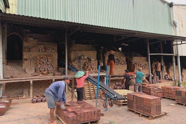 Kinh doanh gốm sứ Bình Dương gặp khó, tiểu thương các lò tìm cách giữ lửa