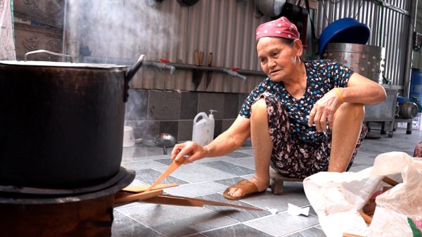 Kinh ngạc cụ bà 105 tuổi hàng ngày nấu cám nuôi lợn, cùng làm việc với con cháu