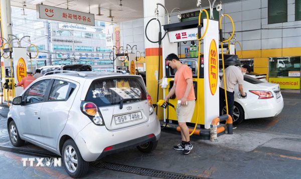 Kinh tế toàn cầu chịu tác động đồng thời của hai xu hướng trái chiều