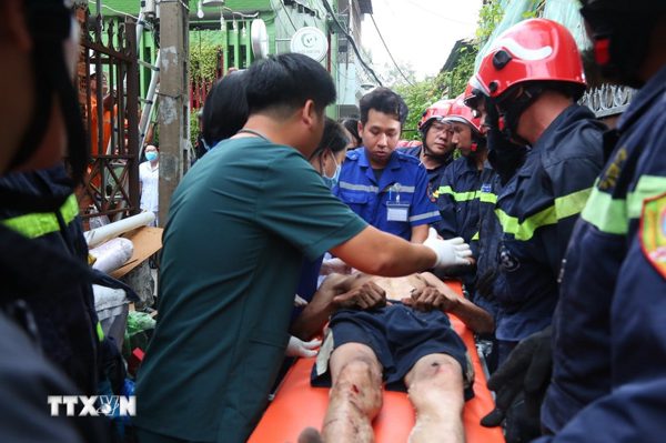 Kịp thời cứu 3 người mắc kẹt trong vụ sập gác căn nhà trong hẻm