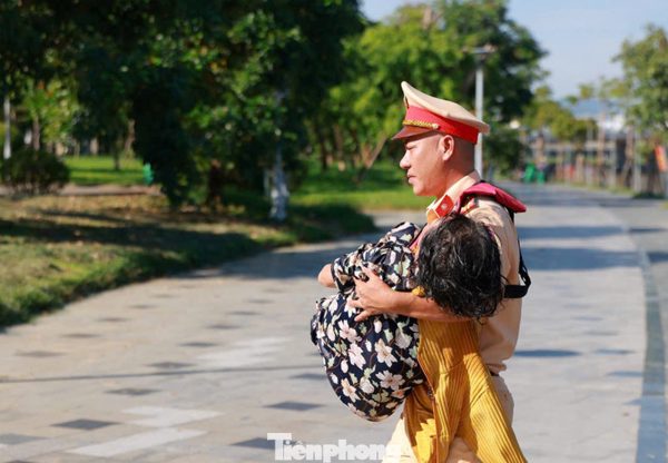 Kịp thời cứu người phụ nữ chìm dưới sông Hương cách bờ 40 m
