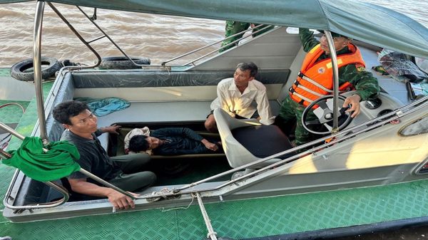 Kịp thời cứu thuyền viên gặp nạn trên biển