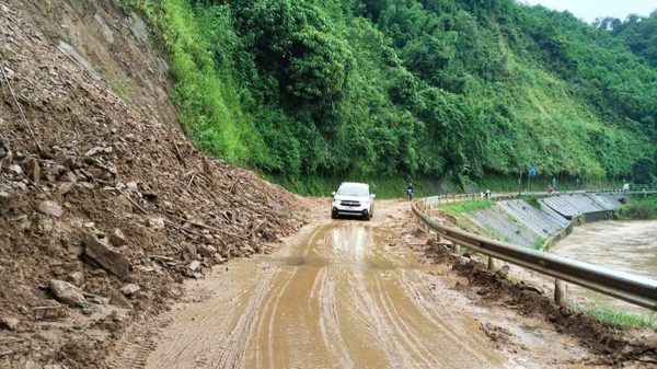 Kịp thời di dời nhiều hộ dân khỏi vùng sạt lở, ngập úng