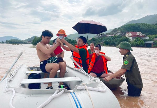 Kịp thời đưa bé 2 tuổi sốt cao ra khỏi vùng lũ đi cấp cứu