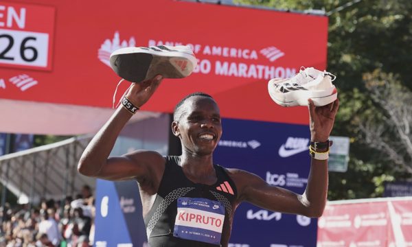 Kipruto tái hiện thông số kỷ lục của Kipchoge tại Chicago Marathon
