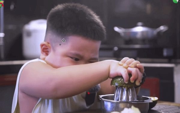 Ku Phin con trai Lê Dương Bảo Lâm trong Bố ơi, mình đi đâu thế? được các cô, dì khen nức nở