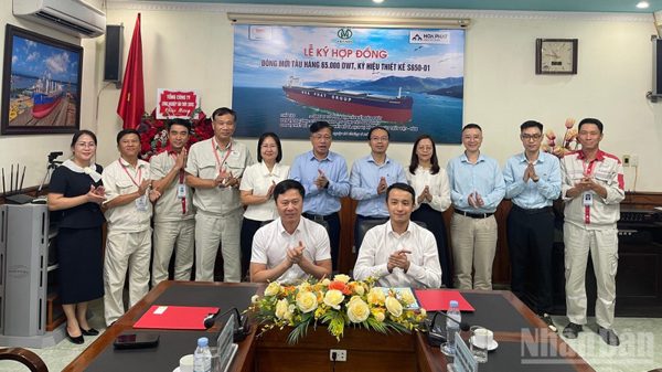Ký hợp đồng đóng mới tàu hàng 65.000DWT