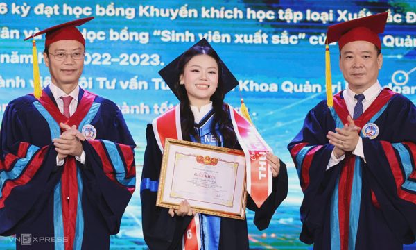 Kỷ lục 17 sinh viên Kinh tế Quốc dân tốt nghiệp điểm tuyệt đối