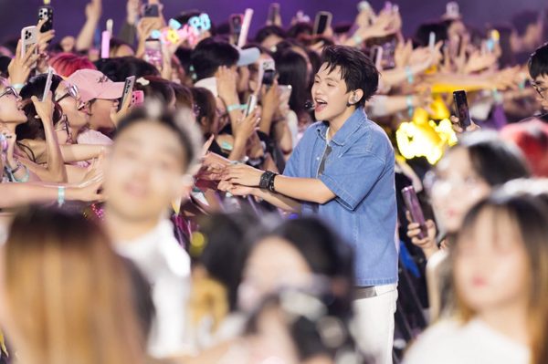 Kỷ lục 200.000 người đu concert ở TPHCM