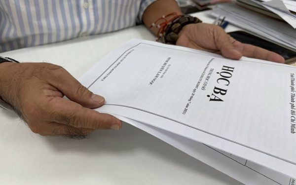 Ký số xong lại... ký tươi: Nỗi khổ 'quy trình ngược' của giáo viên thời số hóa