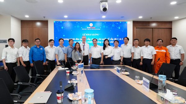 Kỹ sư EVNHCMC được đào tạo chuyên sâu về công nghệ camera nhiệt