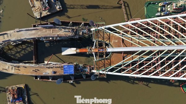 Kỹ sư kể 8 giờ ‘cân não’ chặn dòng sông Sài Gòn để hợp long ‘lá dừa thép’
