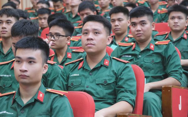 Kỹ sư quân sự tài năng tốt nghiệp loại giỏi được phong quân hàm thượng úy