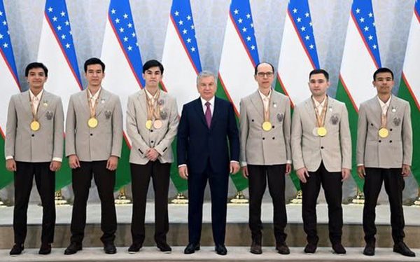 Kỳ thủ Uzbekistan được tặng nhà và xe sau khi vô địch Olympiad