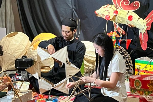 Kỹ thuật làm đèn Trung thu cổ truyền bất ngờ tái sinh nhờ bàn tay Gen Z