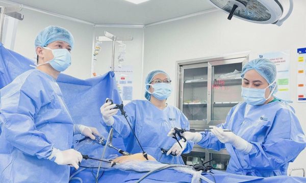Kỹ thuật nội soi đưa buồng trứng ra ngoài vùng chiếu xạ ung thư