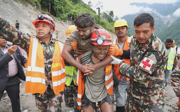 Kỳ tích ở Nepal: Hai công nhân được cứu sống sau 9 ngày mắc kẹt trong đường hầm