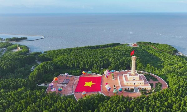 Lá cờ hơn 2.000 m2 lập kỷ lục Việt Nam ở Đất Mũi
