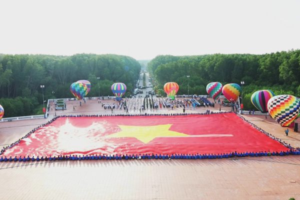 Lá cờ Tổ quốc rộng hơn 2.000m2 được xác lập kỷ lục Việt Nam