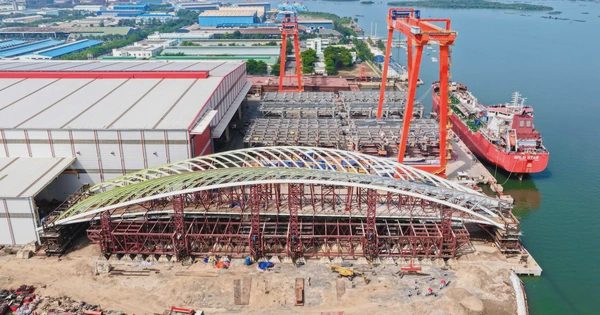 'Lá dừa nước' 1.400 tấn bắc qua sông Sài Gòn chính thức chốt ngày hợp long