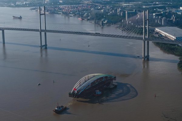 "Lá dừa nước” 3.400 tấn đi qua cây cầu có tĩnh không cao nhất Việt Nam