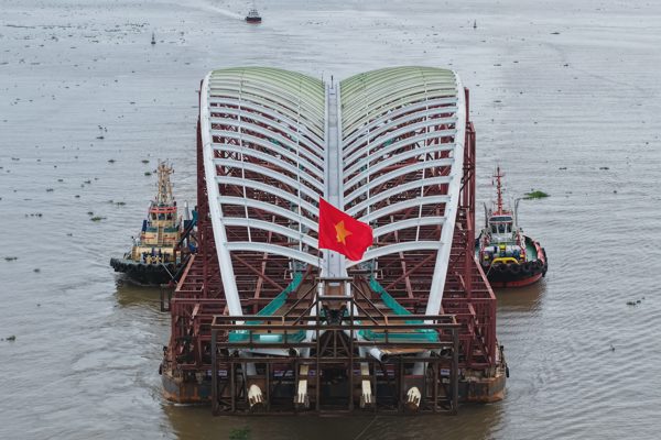 "Lá dừa nước” 3.400 tấn vượt sóng, tiến về trung tâm TPHCM