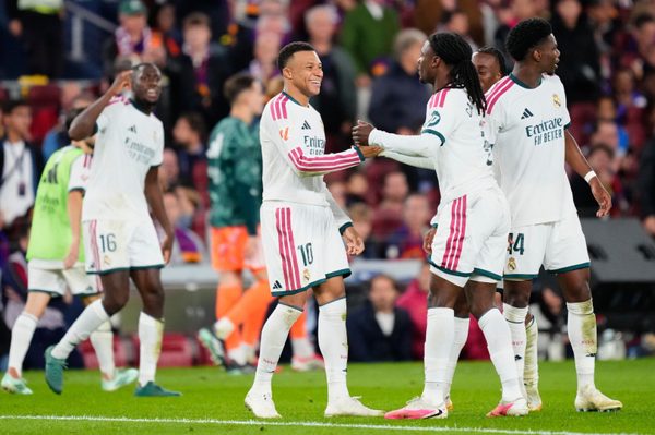 La Liga điều tra vụ Camavinga bị fan Barca vung cột cờ tấn công