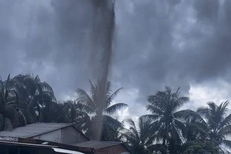 Lạ lùng giếng khoan hơn 10 năm tuổi bất ngờ phun cột nước cao 15m