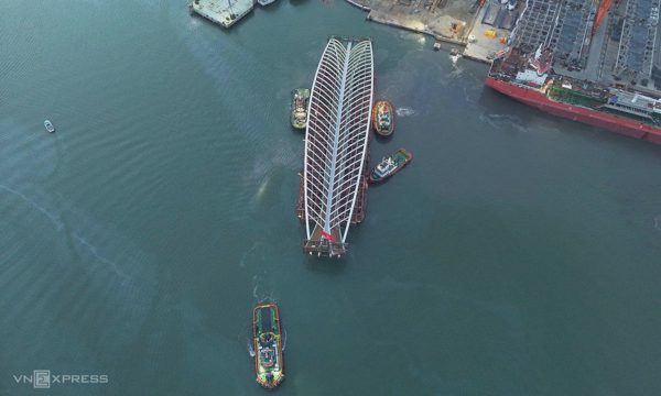 Lai dắt cầu đi bộ hình lá dừa vượt biển về trung tâm TP HCM