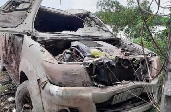 Lai lịch xe bán tải dưới kênh, bên trong có xương người