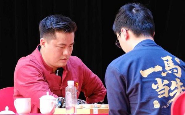 Lại Lý Huynh tỏa sáng trong thế '1 chọi 2' với 2 nhà vô địch cờ tướng Trung Quốc