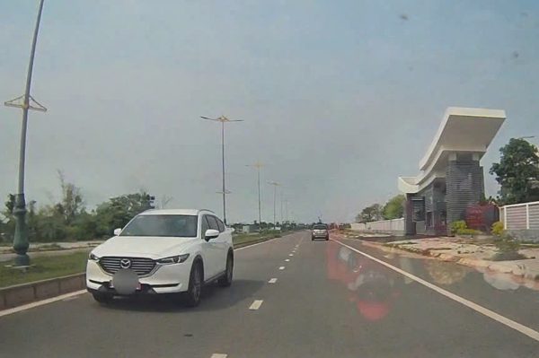 Lái ô tô đi ngược chiều, người phụ nữ đối diện mức phạt 18-20 triệu đồng