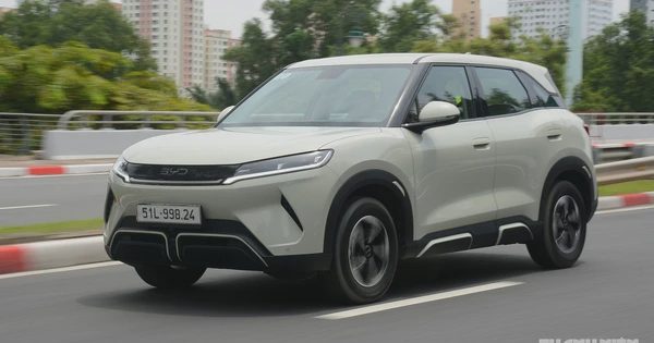 Lái ô tô đổ đèo, xuống dốc: Xe điện an toàn hơn xe xăng?