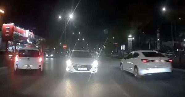 Lái ô tô trong phố ban đêm, bắt buộc tắt đèn pha khi nào?