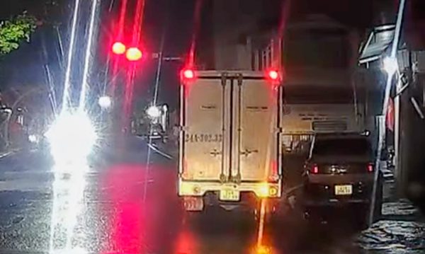 Lái ô tô vượt đèn đỏ, nữ tài xế bị phạt 19 triệu đồng