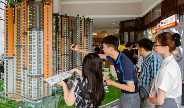 Lãi suất cao, doanh nghiệp bất động sản ‘chia lửa’ cùng người mua nhà