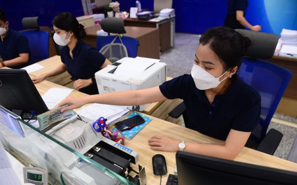 Lãi suất huy động cao, tiền dồn vào ngân hàng