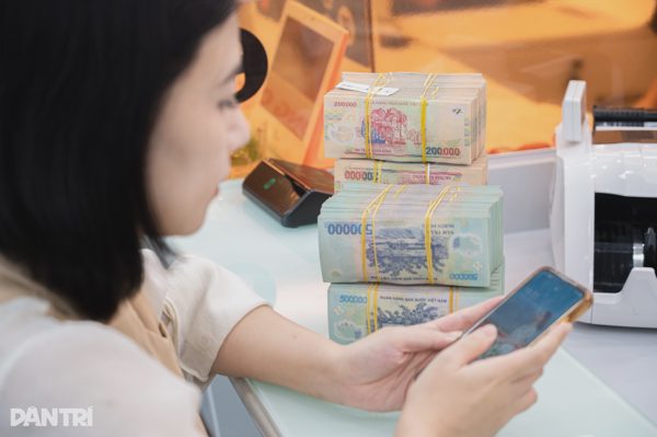 Lãi suất huy động tăng 11 tháng liên tiếp, lãi cho vay lên 10,9%/năm