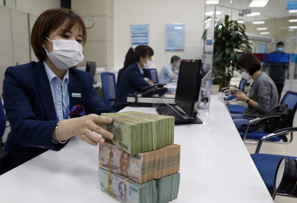 Lãi suất huy động tăng cao, ngân hàng hút tiền gửi kỷ lục