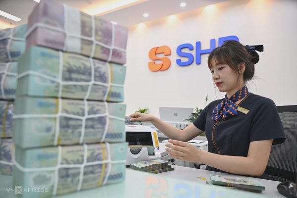 Lãi suất liên ngân hàng qua đêm giảm về sát 0% một năm