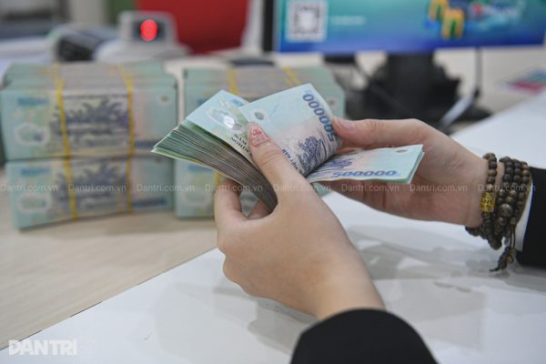Lãi suất ngân hàng đồng loạt giảm, các kỳ hạn tiết kiệm hiện ở mức nào?